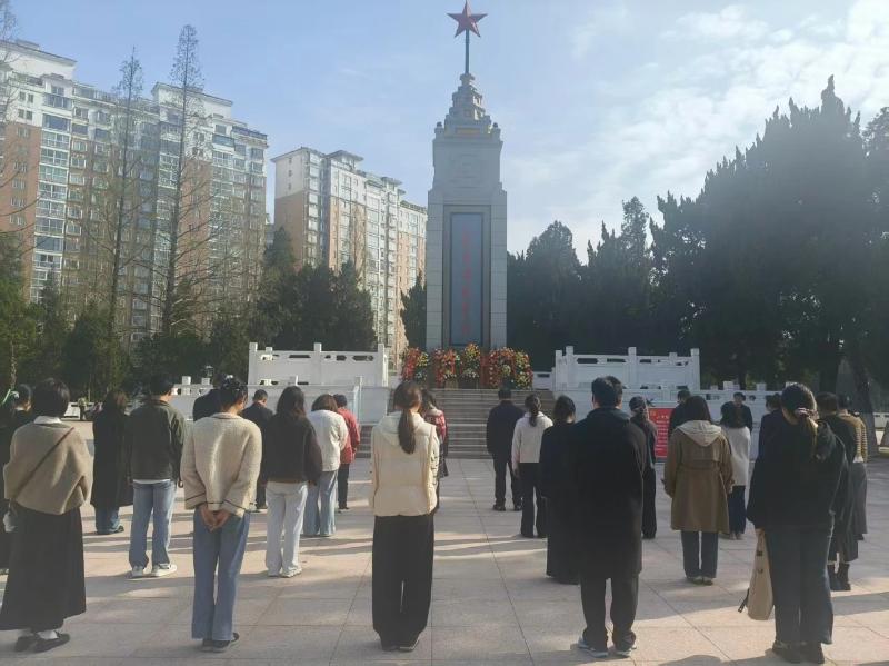 缅怀革命先烈 凝聚奋进力量